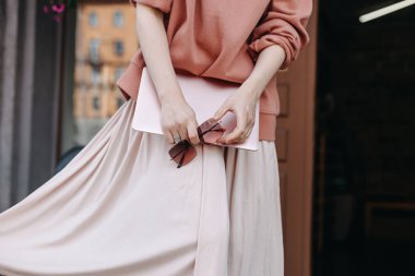 Dışarıda dizüstü bilgisayar ve pembe sunglasess tutan kadın. Sosyal medya kavramı. Freelancer. Blogger