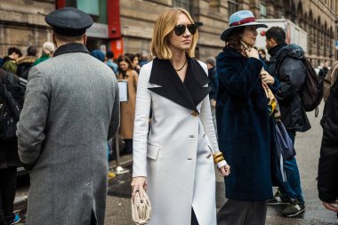 PARIS, FRANCE - Mart 02, 2020: Lisa Aiken, Paris Moda Haftası Kadınlar Güz / Kış '20-21 sırasında GIAMBATTISTA VALLI gösterisinin dışında görülen büyük siyah yakalı ve pirinç düğmeli güneş gözlüğü takıyor.