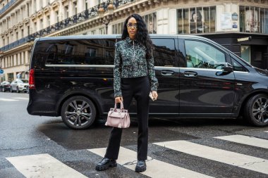 PARİS, FRANCE - 02 Mart 2020: Aleali May, Paris Moda Haftası Kadın Giyim / Kış 'ın 20-21 döneminde GIAMBATTİSTA VALLI gösterisinin dışında görüldü.