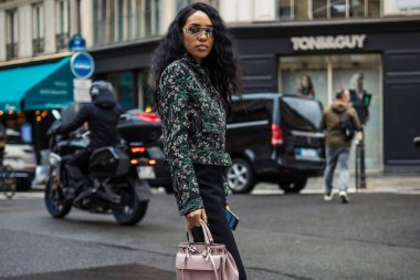 PARİS, FRANCE - 02 Mart 2020: Aleali May, Paris Moda Haftası Kadın Giyim / Kış 'ın 20-21 döneminde GIAMBATTİSTA VALLI gösterisinin dışında görüldü.