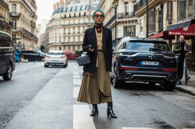 PARİS, FRANCE - Mart 02, 2020: Margaret Zhang, Paris Moda Haftası Kadın Giyim / Kış 'ın 20-21 döneminde GIAMBATTİSTA VALLI gösterisinin dışında görüldü.