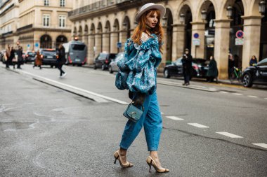 PARİS, FRANCE - Mart 02, 2020: Evelyn Kazantzoglou, Paris Moda Haftası Kadın Giyim / Kış Giyimi '20-21 sırasında GIAMBATTISTA VALLI gösterisinin dışında görüldü.