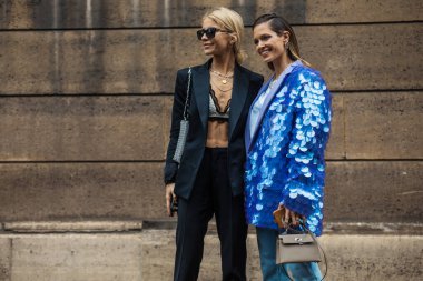 PARIS, FRANCE - Mart 02, 2020: Caroline Daur ve Helena Bordon GIAMBATTISTA VALLI Şov 'un dışında poz verdiler, Paris Moda Haftası Kadın Giyim / Kış Güz' 20-21.