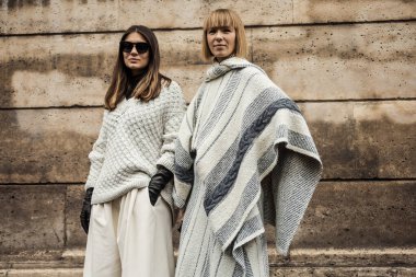 PARİS, FRANCE - Mart 02, 2020: Irina Linovich ve Vika Gazinskaya GIAMBATTISTA VALLI Şov 'un dışında, Paris Moda Haftası Kadın Giyim Fonu F / W 20-21