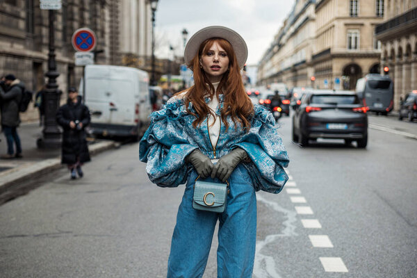 ПАРИЖ, ФРАНЦИЯ - 02 МАРТА 2020: Эвелин Казанцоглу видели за пределами шоу GIAMBATTISTA VALLI, во время Парижской недели моды Женская одежда Осень / Зима '20-21.