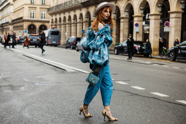 ПАРИЖ, ФРАНЦИЯ - 02 МАРТА 2020: Эвелин Казанцоглу видели за пределами шоу GIAMBATTISTA VALLI, во время Парижской недели моды Женская одежда Осень / Зима '20-21.