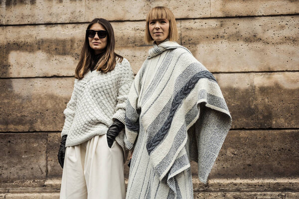 ПАРИЖ, ФРАНЦИЯ - 02 МАРТА 2020: Ирина Линович и Вика Газинская возле выставки GIAMBATTISTA VALLI, во время Парижской недели моды Женская одежда F / W '20-21