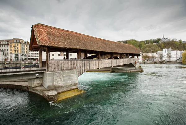Luzern Ελβετίας Απριλίου 2018 Γέφυρα Spreuer Λουκέρνη Μια Ημέρα Συννεφιά — Φωτογραφία Αρχείου