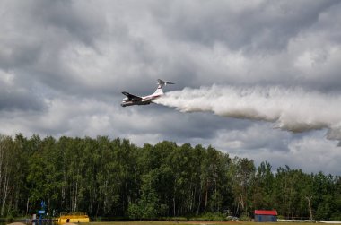 Noginsk / Rusya - 06 Haziran 2018. Uçak Ilyushin Il-76td Uluslararası Sergi sırasında karmaşık Emanet-2018 havadan yangın söndürme gösterir. Noginsk Kurtarma Merkezi, Moscow region, Rusya Federasyonu.