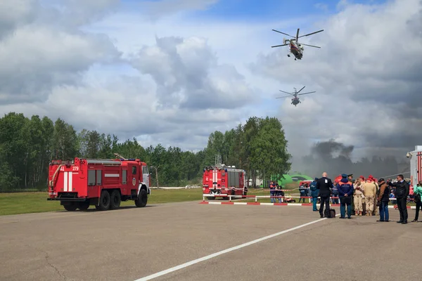Noginsk / Rusya - 06 Haziran 2018. Yangın söndürme gösteri sırasında uluslararası sergi karmaşık Emanet-2018. Noginsk Kurtarma Merkezi, Moscow region, Rusya Federasyonu.