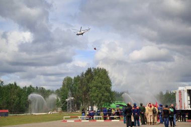 Noginsk / Rusya - 06 Haziran 2018. Bir kova ile helikopter havadan yangın söndürme Uluslararası Sergi sırasında karmaşık Emanet-2018 gösterir. Noginsk Kurtarma Merkezi, Moscow region, Rusya Federasyonu.