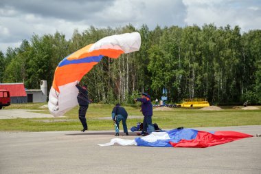 Noginsk / Rusya - 06 Haziran 2018. Talihsiz paraşüt düşüş iniş. Uluslararası Sergi karmaşık Emanet-2018. Noginsk Kurtarma Merkezi, Moscow region, Rusya Federasyonu