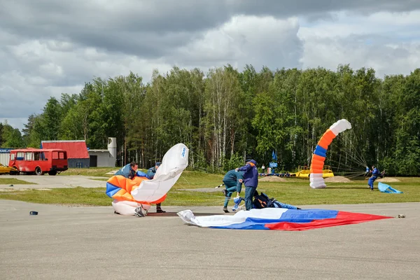 不幸的降落伞降落下降。俄罗斯 — 图库照片
