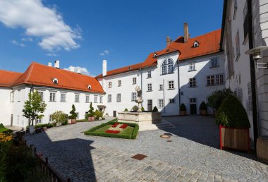 Klosterneuburg Manastırı - onikinci yüzyıldan kalma Augustinerinnen manastıra Roma Katolik Kilisesi'nin iç avlu. Klosterneuburg kasaba, Aşağı Avusturya, Europe.