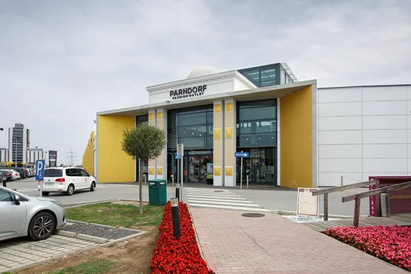 Parndorf / Avusturya - 10 Temmuz 2018. Tasarımcı çıkış Parndorf Parndorf, Avusturya kasabasında.