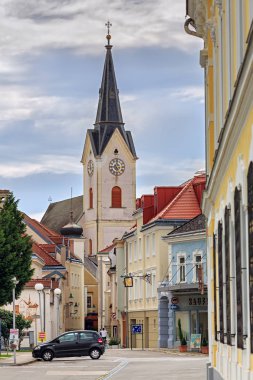 Ybbs An Der Donau / Austria - 8 Temmuz 2018. Eski Katolik Kilisesi'nde tarihsel an der Donau, bölge Melk, Aşağı Avusturya, Europe okullar şehir merkezi.