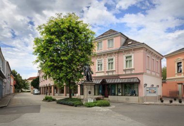 Ybbs An Der Donau / Austria - 8 Temmuz 2018. Kaiser Josef II okullar şehrin tarihi merkezinde an der Donau, bölge Melk, Aşağı Avusturya, Avrupa heykel.
