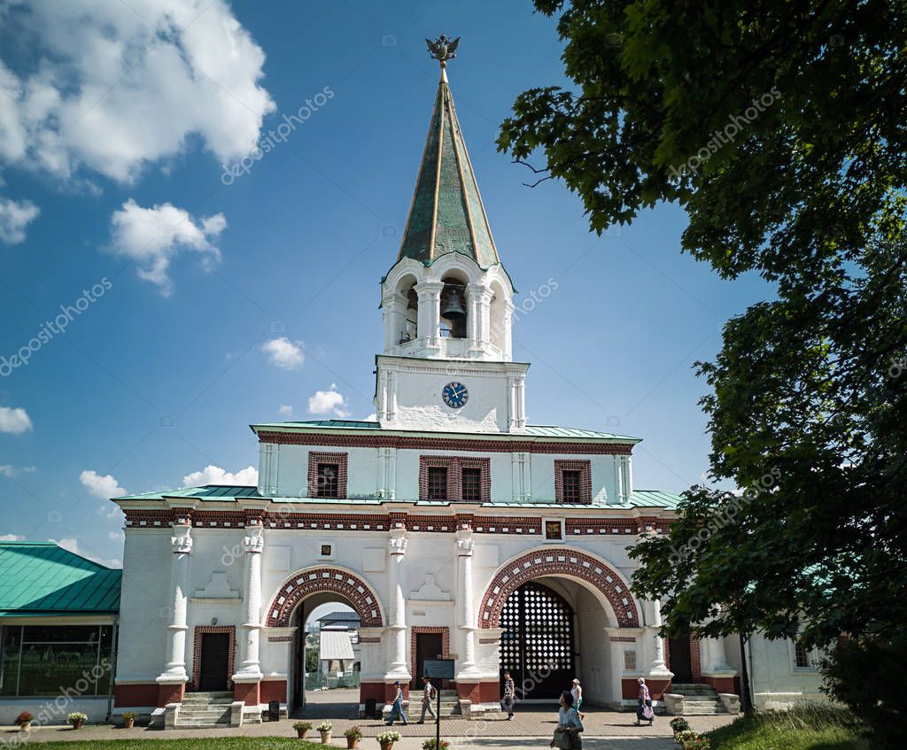 Puerta delantera, construida en el siglo XVII. Parque Kolomenskoye ...