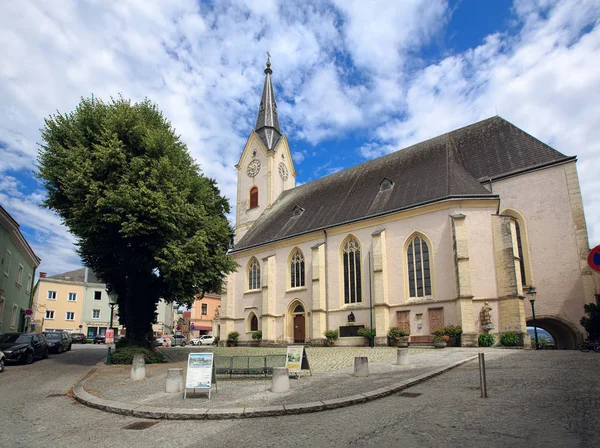 Ybbs Donau 奥地利 2018年7月8日 鹅卵石广场与圣洛仑兹老天主教教会在 Ybbs 镇的历史中心 Donau Melk 下奥地利 — 图库照片