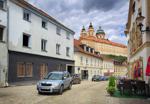 Melk / Avusturya - 8 Temmuz 2018. Eski Manastır Melk - antik Benedictine Manastırı Melk kasaba yukarıda sokak önde gelen Arnavut kaldırımlı. Aşağı Avusturya, Europe.