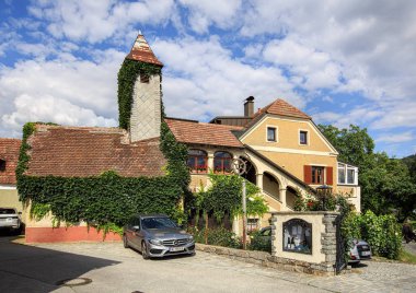 Weissenkirchen In Der Wachau / Avusturya - 8 Temmuz 2018. Eski şarap. Kasaba Weissenkirchen in der Wachau, bölge, Krems-arazi, Aşağı Avusturya, Europe.