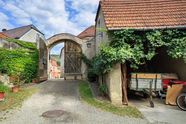 Avlu heuriger evin - Avusturya geleneksel şarap barı. Weissenkirchen in der Wachau, bölge, Krems-arazi, Aşağı Avusturya, Europe.