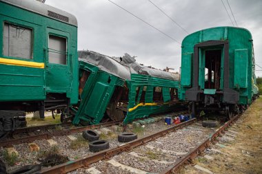 Kırık tren Noginsk kurtarma merkezi eğitim alanı eğitim için. Noginsk Town, Moscow region, Rusya Federasyonu