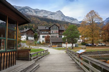 Kasaba Grundlsee bir bulutlu sonbahar gününde. Styria, Avusturya.