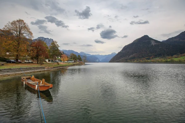 Barco Madera Amarrado Lago Grundlsee Vista Los Alpes Salzkammergut Estiria — Foto de Stock