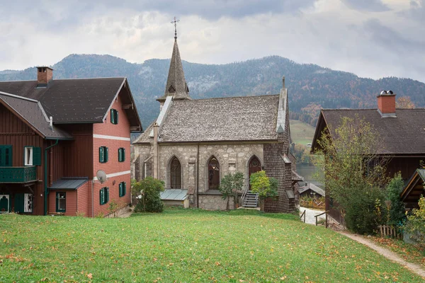 Ciudad de Grundlsee con la antigua iglesia parroquial en un día nublado de otoño. Estiria, Austria . — Foto de Stock