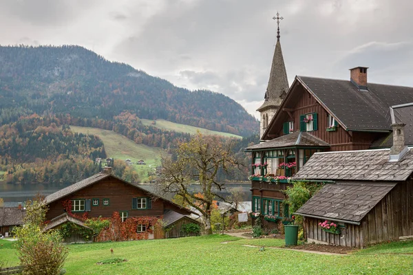 Casas de madera tradicionales de la ciudad de Grundlsee en un día nublado de otoño. Estiria, Austria . —  Fotos de Stock