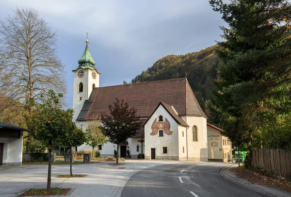 萨尔茨堡北圣加仑 奥地利 2018年10月16日 古老的天主教教堂在一个阳光明媚的秋天一天 奥地利萨尔茨堡州 Liezen 区北圣加仑 — 图库照片