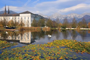 Admont Abbey Enns Nehri üzerinde. Admont kasaba, Avusturya.