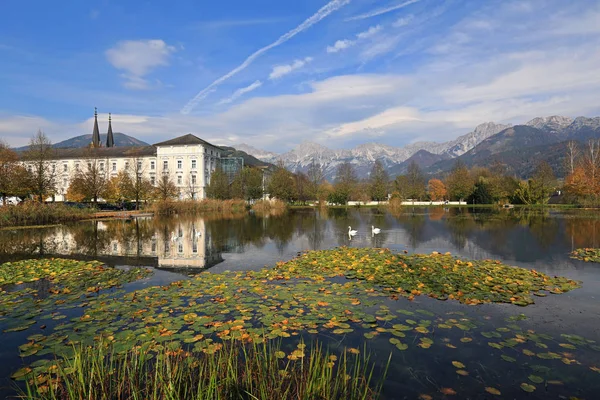 Vue sur l'abbaye d'Admont et l'étang couvert de lys par une journée ensoleillée d'automne. Admont, Autriche . — Photo