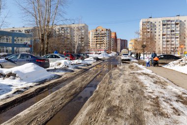 Balashikha / Rusya - 18 Mart 2018. Bahar rüşvet konut sokakta şehir Balashikha, Moscow region, Rusya Federasyonu.