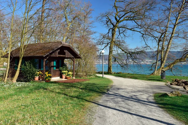 Antigua casa de madera en Villette-park en la orilla del lago Zug en primavera. Ciudad de Cham, cantón de Zug, Suiza . —  Fotos de Stock