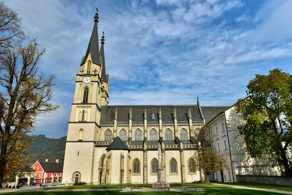 在阳光明媚的秋日 阿蒙特修道院的新哥特式风格的教堂 奥地利施蒂里亚州阿德蒙特镇 — 图库照片