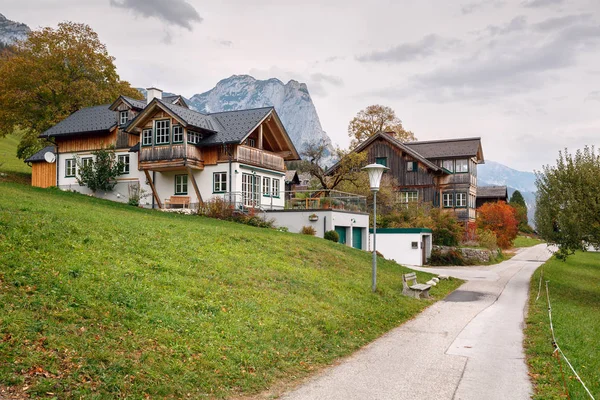 Casas Residenciales Tradicionales Ciudad Grundlsee Día Nublado Otoño Vista Los —  Fotos de Stock