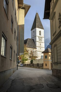Parish Kilisesi St Paul Onüçüncü yüzyılda, güneşli bir sonbahar gününde fotoğraflandı. Bad Aussee şehir bölge Salzkammergut, Styria, Avusturya, Avrupa'nın devlet.