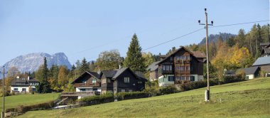 Panoramik dağ köyü Grundlsee Güz. Alpler manzarası. Grundlsee, bölge Salzkammergut, Styria, Avusturya, Avrupa'nın federal devlet.