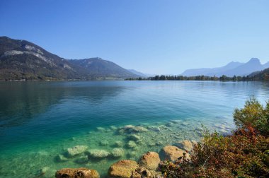 Göl Wolfgangsee sonbaharda köy Gschwand haliyle. Salzburg Salzkammergut resort bölge, Avusturya, Avrupa'nın durumunu.