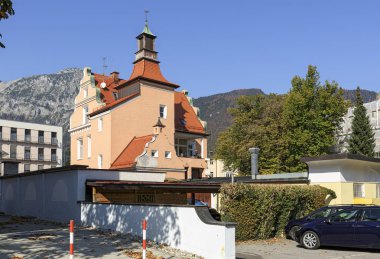 Alp şehir, Bad Reichenhall güneşli bir sonbahar günü, Alpler görünümünü üzerinde. Bir Bad Reichenhall, Upper Bavaria, Almanya.