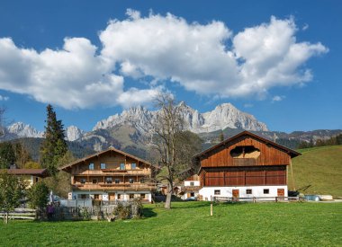 Görünümü ve köy gidiş am Wilden Kaiser Alpler karşı. Tyrol, Avusturya.