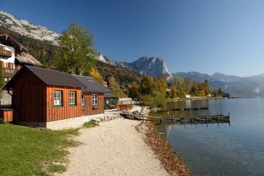 Sabahın erken saatlerinde sonbahar, Grundlsee köyden görüntülenmiş olarak göl Grundlsee görünümünü. Köy Grundlsee, bölge Salzkammergut, Styria, Avusturya, Avrupa'nın Liezen İlçesi.