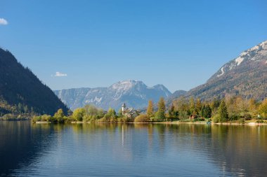 Grundlsee Castle Gölü Grundlsee kıyısında bulunan güneşli sonbahar gün. Grundlsee, bölge Salzkammergut, Styria, Avusturya, Avrupa'nın Liezen İlçesi.