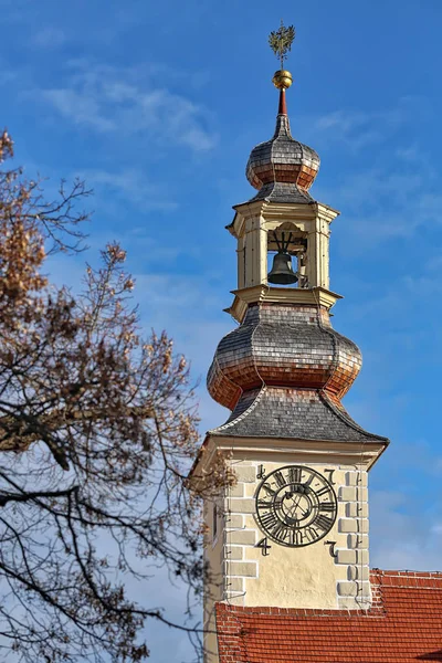 Eski Belediye Binası kuleye bakış bir güneşli kış gününde. Moedling Town, Aşağı Avusturya, Europe.