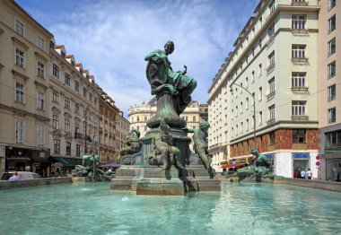 Viyana / Avusturya - 7 Temmuz 2017. Donnerbrunnen Çeşme Neuer Markt Meydanı'şehir Viyana, Avusturya.