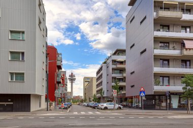 Viyana / Avusturya - 12 Temmuz 2017. Modern konut mahalle Favoriten'in ilçesinde. Viyana-Arsenal telekomünikasyon kuleye bakış. Viyana, Avusturya.