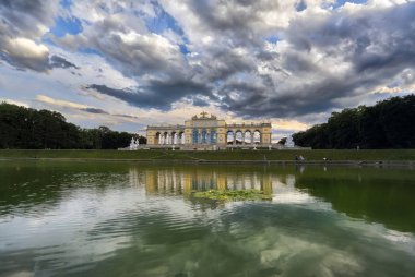 Viyana/ Avusturya - 11 Temmuz 2017. Gün batımında Park Schoenbrunn. 1775 yılında inşa edilmiş Gloriette yapısına doğru görünüm. Viyana, Avusturya, Avrupa