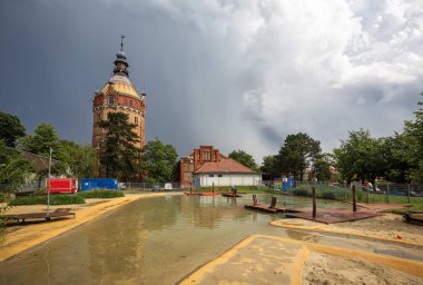Kule Wasserturm sonra ağır bir fırtına 19 yüzyılın Parkı ve tarihi su önünde Wasserspielplatz çocuklar için oyun alanı. 10 arrondissement kalbinde Favoriten'in, Viyana, Avusturya
